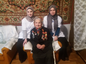 Активисты «Молодежки ОНФ» в Чечне помогли с домашними делами ветерану Великой Отечественной войны