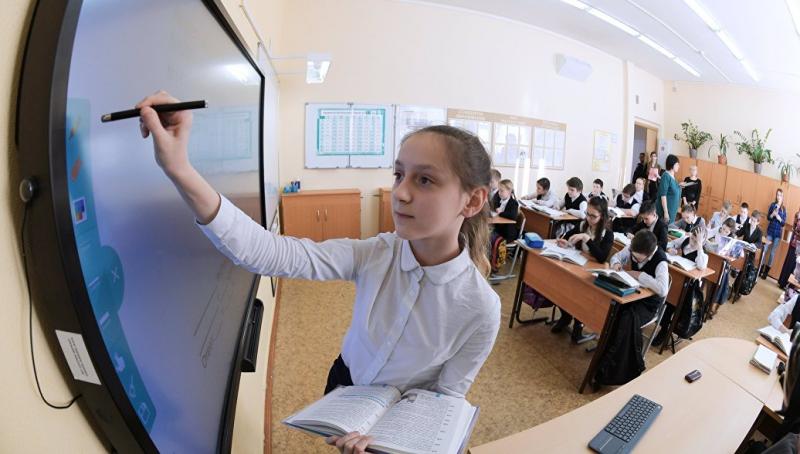 Медведев: российские школы должны быть укомплектованы умными технологиями