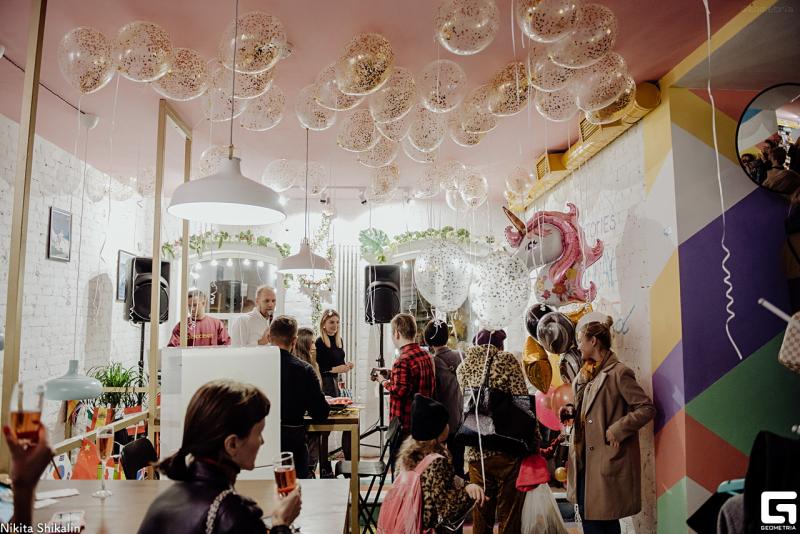 Розовое party в честь открытия седьмой кофейни STORIES