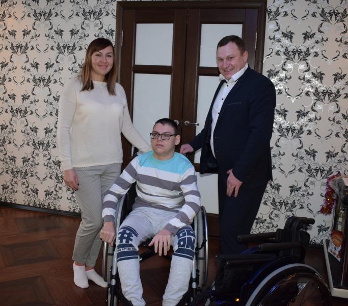 Сотрудники филиала «Брянскэнергосбыт» подарили детям кресла-коляски