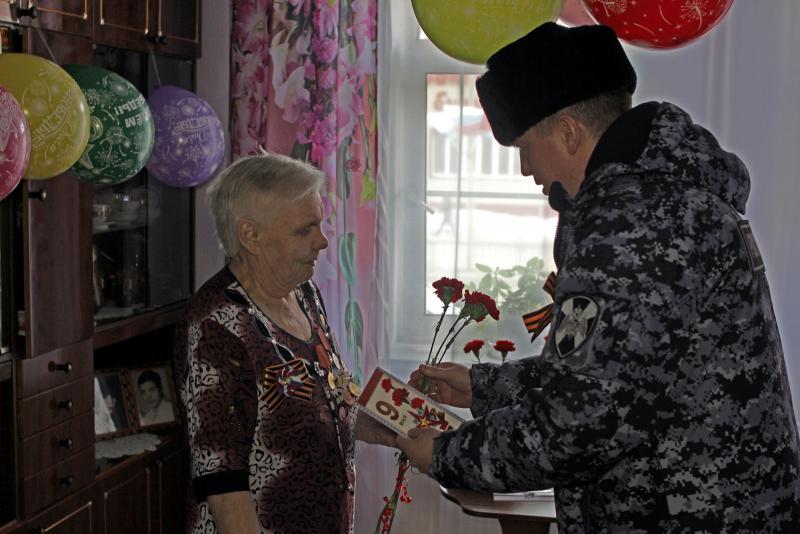 Начальник Управления Росгвардии по НАО поздравил ветеранов Великой Отечественной войны с Днём Победы