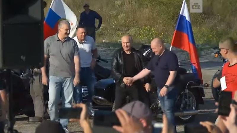 Пока в Москве шел митинг, президент катался на мотоцикле