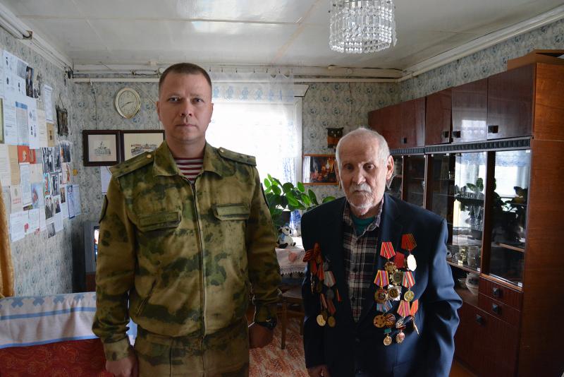 «Заботой согреем сердца»: В Красном офицеры Росгвардии посетили ветерана Великой Отечественной войны