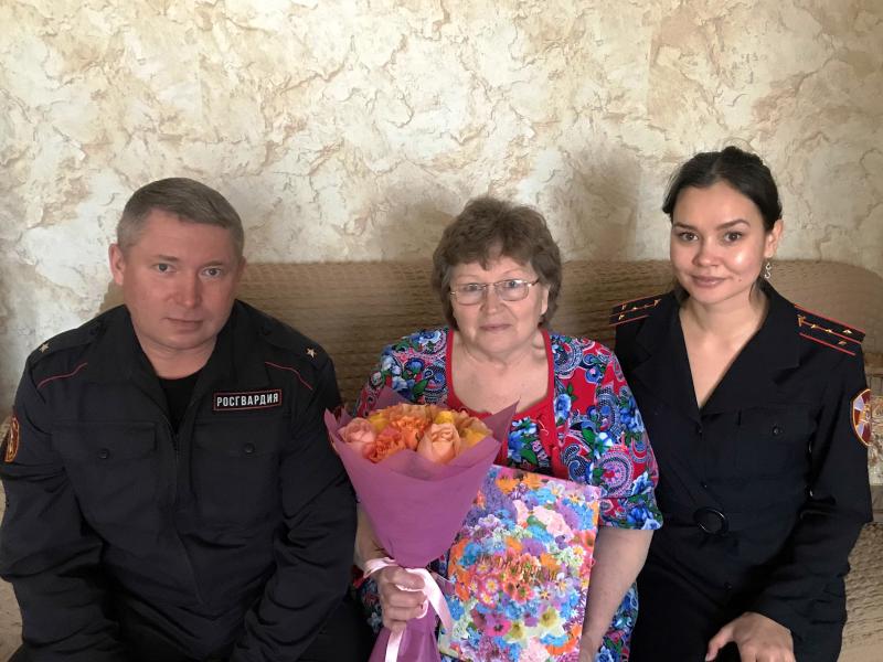 В Республике Алтай сотрудники отдела вневедомственной охраны Росгвардии поздравили мать погибшего сотрудника с днем рождения