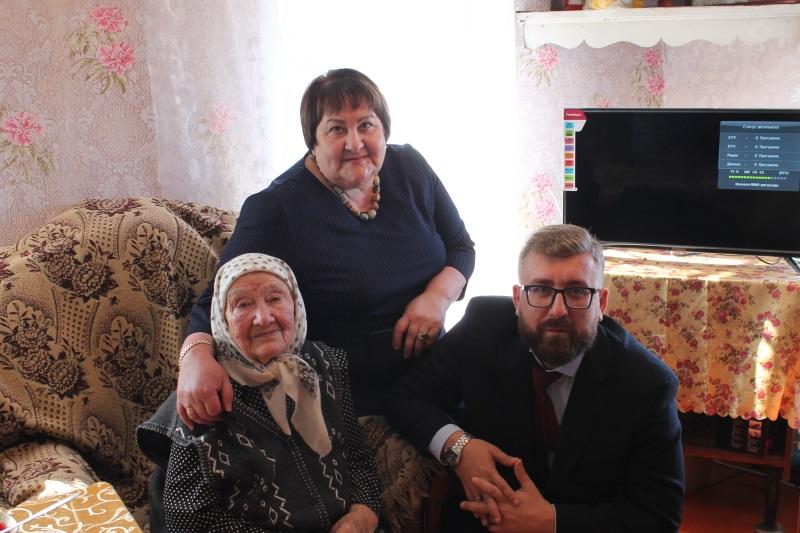 Активисты ОНФ в Мордовии подарили 90-летней труженице тыла телевизор