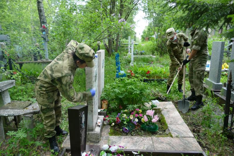 Томские росгвардейцы благоустроили места захоронения участников Великой Отечественной войны