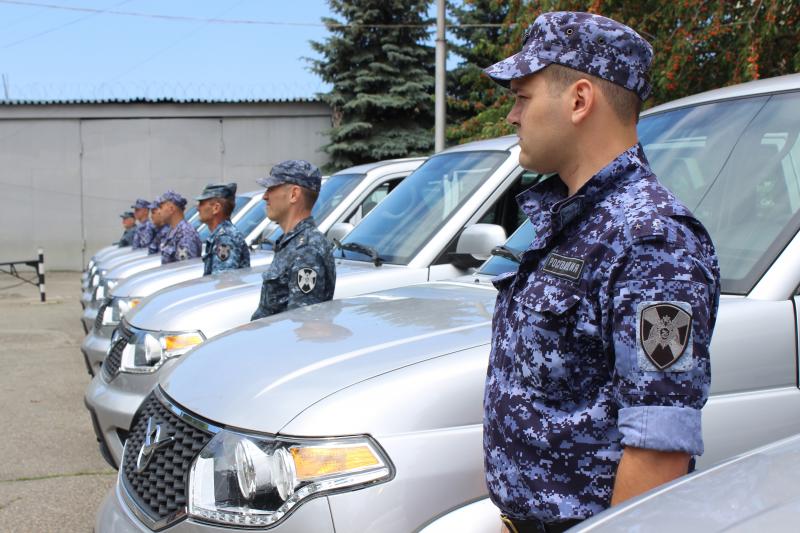 На Ставрополье сотрудникам вневедомственной охраны Росгвардии вручили ключи от новых служебных автомобилей