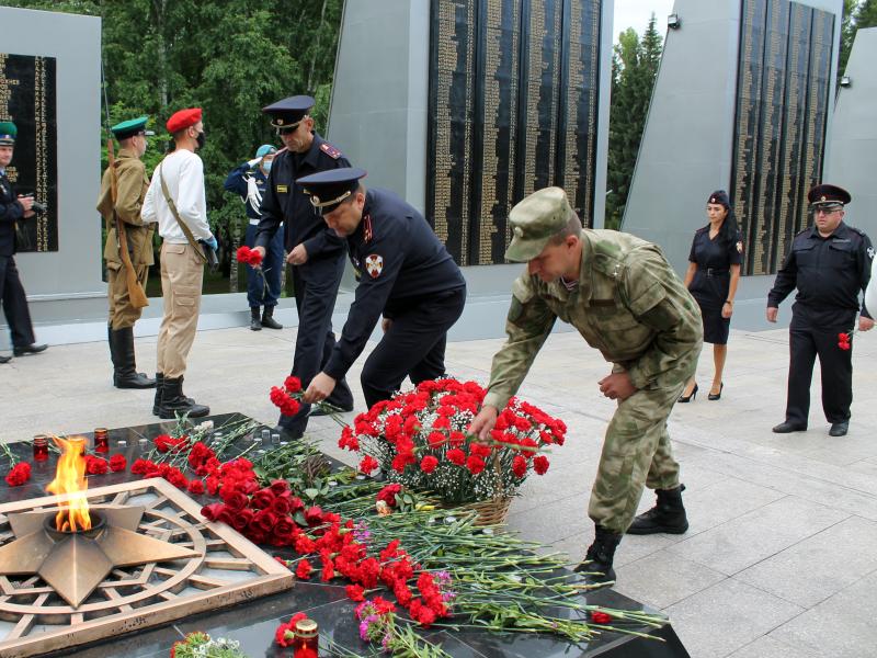 В День памяти и скорби руководство и личный состав Управления Росгвардии по Республике Алтай возложили цветы к Вечному огню
