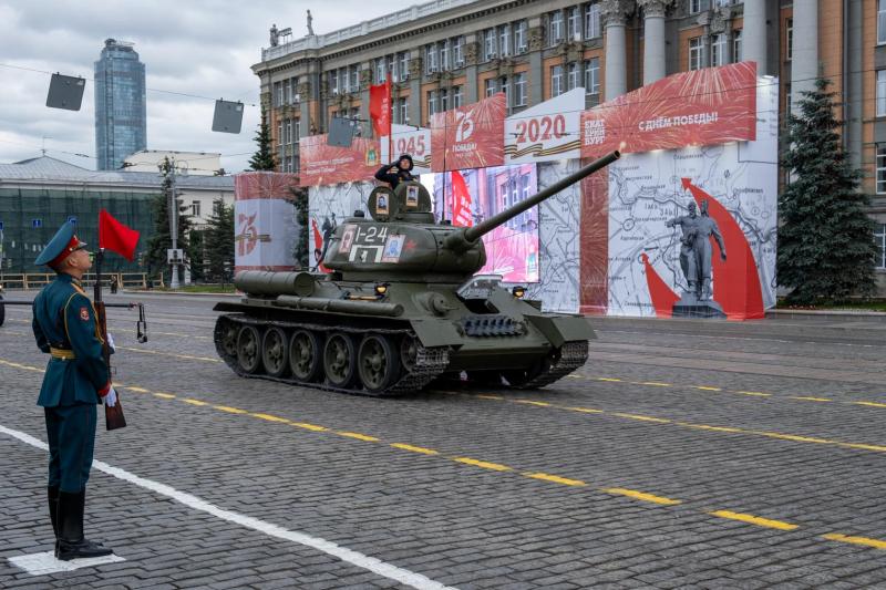 Военнослужащие Уральского округа Росгвардии прошли торжественным маршем на параде Победы в Екатеринбурге