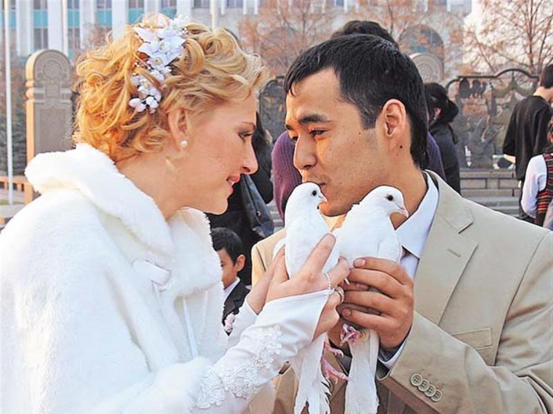 Фиктивные браки мигрантов с гражданами РФ – кто получает выгоду?