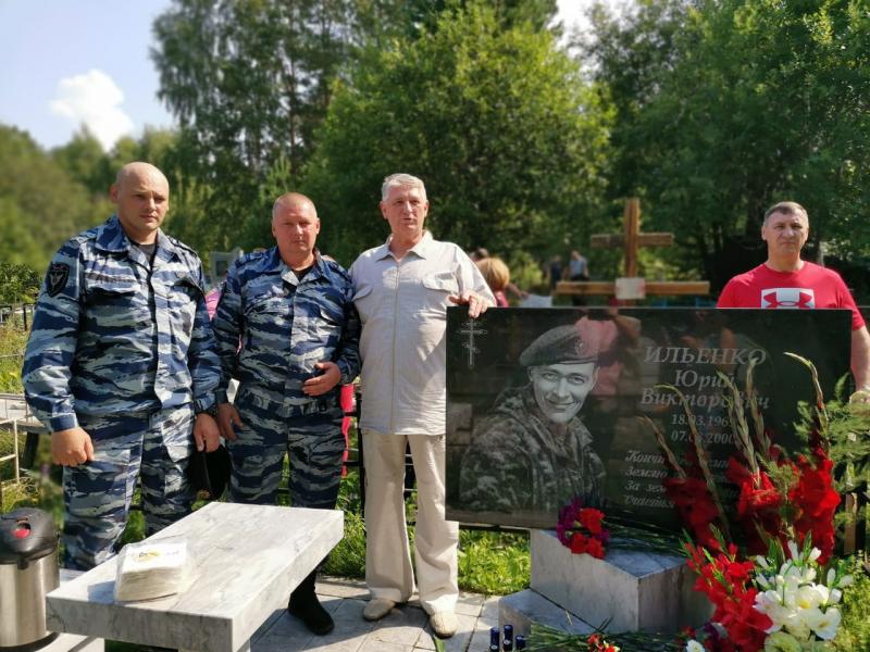 Сотрудники Свердловского ОМОН на транспорте почтили память
Юрия Ильенко, погибшего 20 лет назад при спасении журналистов