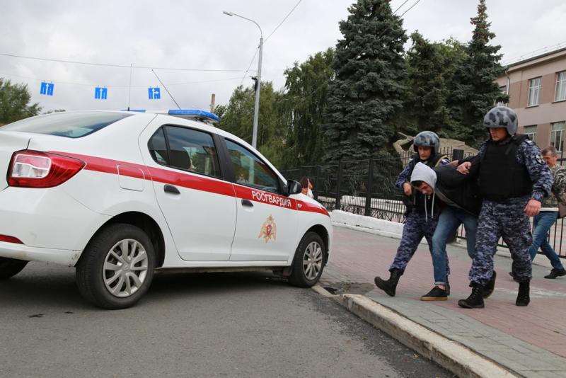В Челябинске сотрудники вневедомственной охраны отработали действия при поступлении сигнала «Тревога» с охраняемого объекта - школы