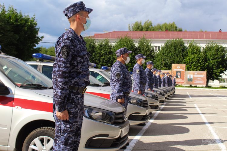 В Чебоксарах сотрудники вневедомственной охраны Росгвардии получили ключи от новых служебных автомобилей