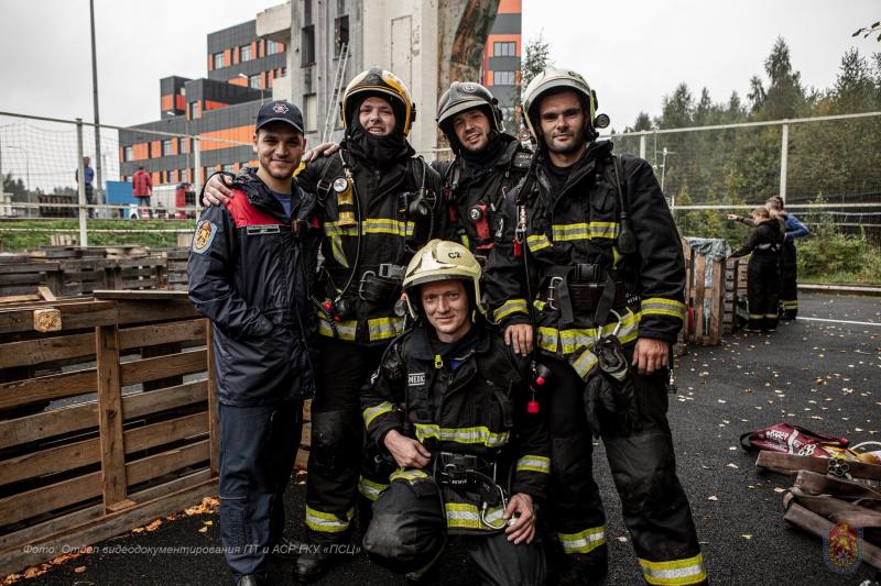 Пожарные подразделения Зеленограда заняли два призовых места
из трех на соревнованиях по спасению людей
из задымленного помещения