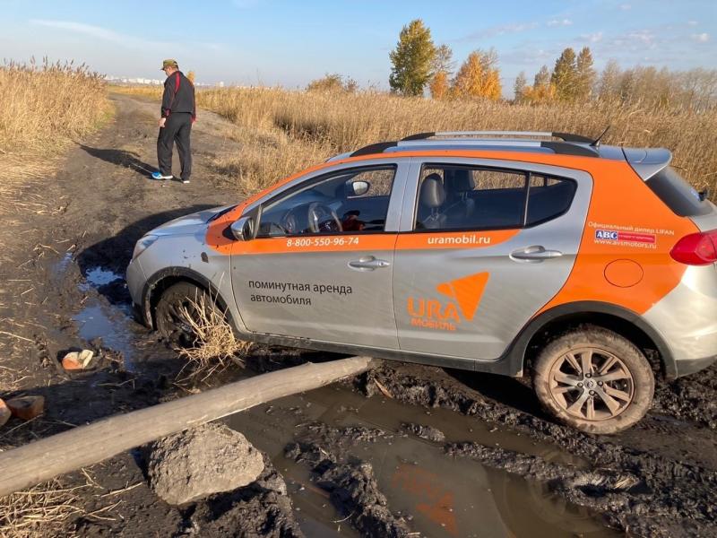 В Челябинске бойцы ОМОН (на транспорте) помогли водителю вызволить из грязи застрявшую машину