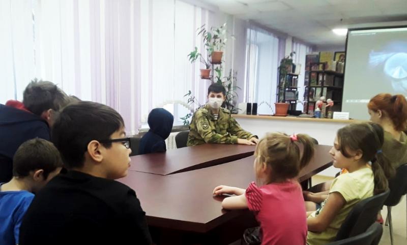 В Новосибирске в преддверии Дня народного единства военнослужащие Росгвардии навестили воспитанников подшефного детского дома