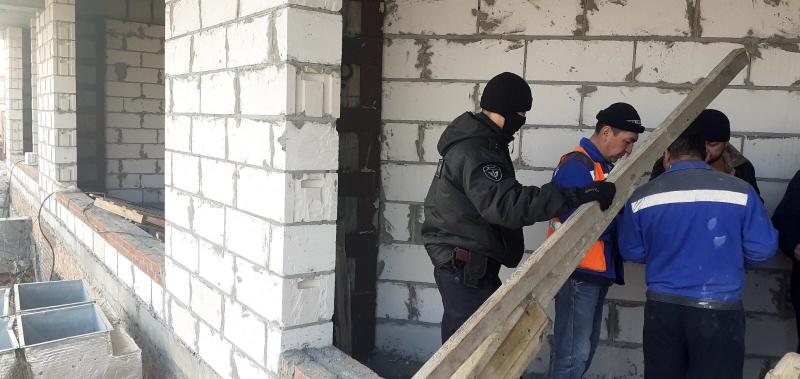 В Челябинске бойцы ОМОН оказали силовую поддержку коллегам из ГУ МВД области при проверке строительных объектов