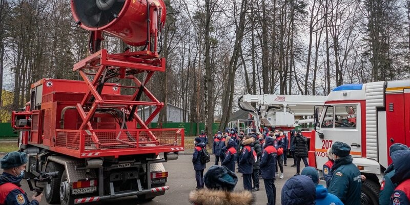 В Пожарно-спасательном центре Москвы прошли занятия
по изучению техники для будущих огнеборцев