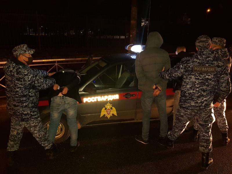 В Калининграде сотрудники Росгвардии задержали троих подозреваемых в совершении уличного грабежа