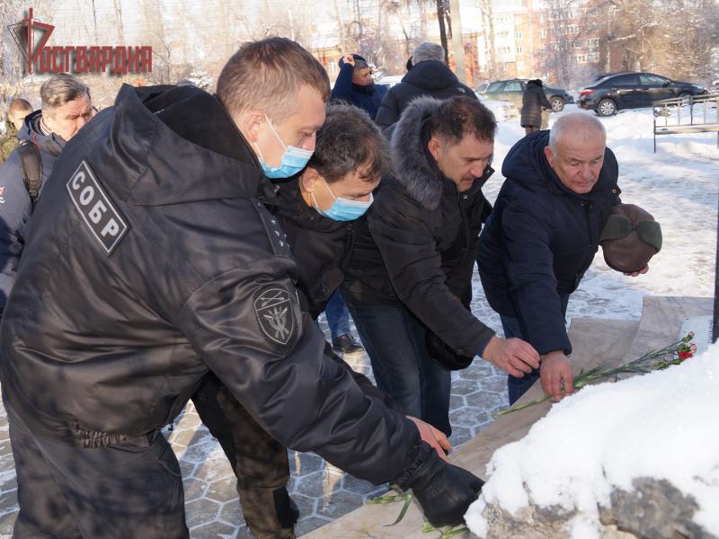 «Мы помним, чтим, гордимся!». В столице Приангарья ветераны Росгвардии возложили цветы в память о воинах-сибиряках