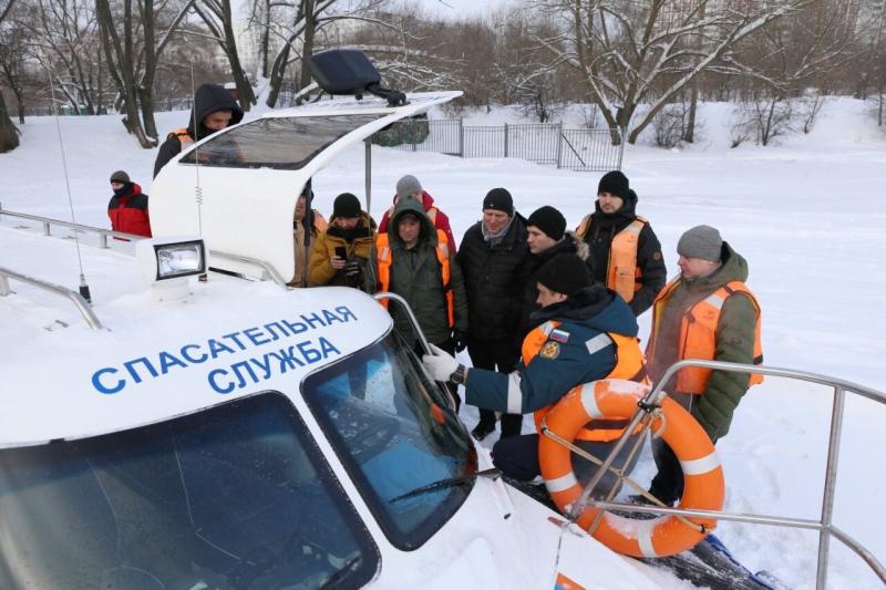 Водные спасатели прошли дополнительную подготовку
для управления судами в зимнее время