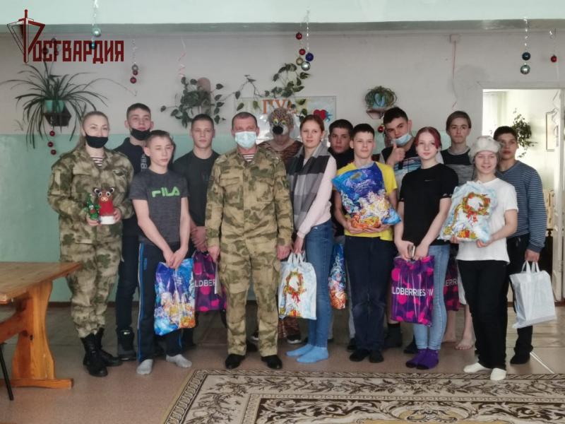 В Ангарске военнослужащие Росгвардии в рамках благотворительной акции «Спешите делать добрые дела!» подарили новогодние подарки детям из школы-интерната