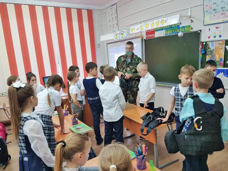 В Хакасии сотрудники спецназа Росгвардии рассказали сельским школьникам о службе