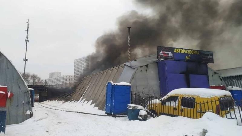 В Одинцово загорелся металлический ангар и четыре вагончика