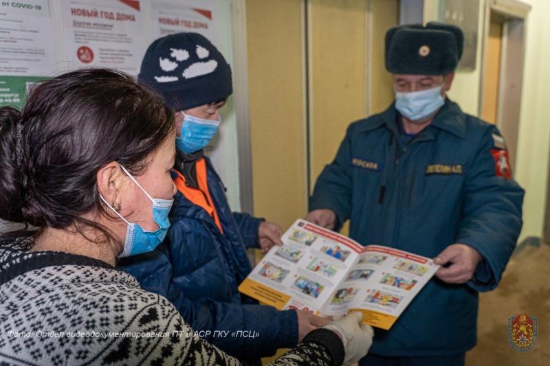 Сотрудники Пожарно-спасательного центра в новогодние праздники проверили правила пожарной безопасности в более 5,5 тысячи жилых домов