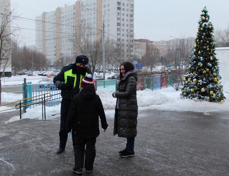 «Вместе на зеленый свет» отправились Госавтоинспекторы ЮАО вместе с юными пешеходами и их родителями