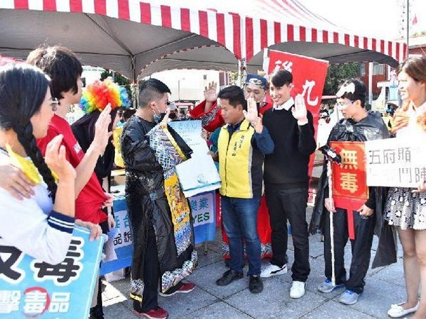 Уличный театр помогает молодежи понять опасность наркомании (Тайвань)