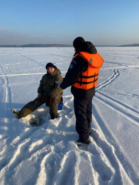 Спасатели ГКУ МО «Мособлпожспас» обследовали толщину льда на водоемах Подмосковья