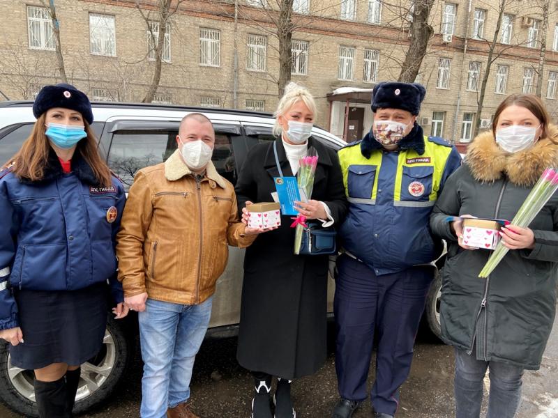 В ЮВАО сотрудники ГИБДД и общественники проводят на улицах города праздничную акцию «Подарок для автоледи»