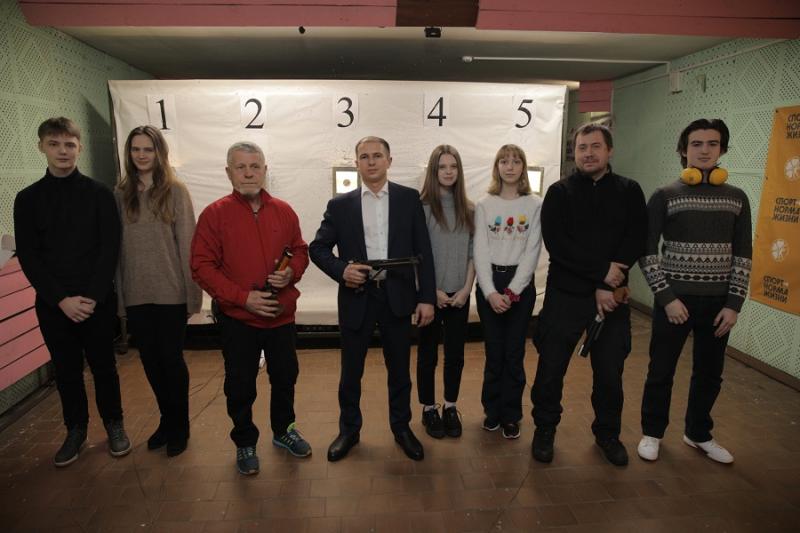 М.Романов посетил стрелковый клуб «Вымпел» в Купчино и встретился с молодежью