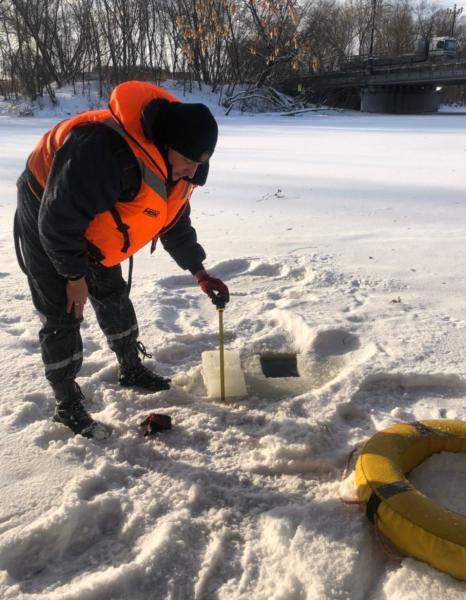 Спасатели ГКУ МО «Мособлпожспас» обследовали толщину льда на водоемах Подмосковья