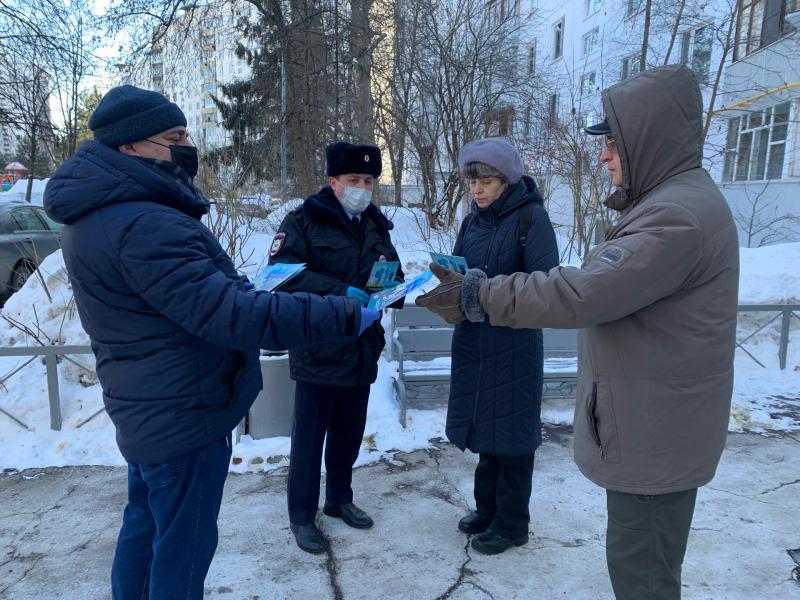 Сотрудник полиции Новой Москвы совместно с членом Общественного совета провели мероприятие по предупреждению дистанционного мошенничества