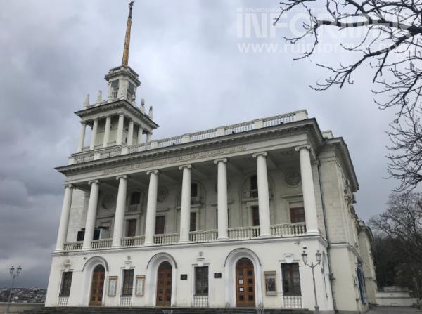 Разруха театра имени Лавренева в Севастополе