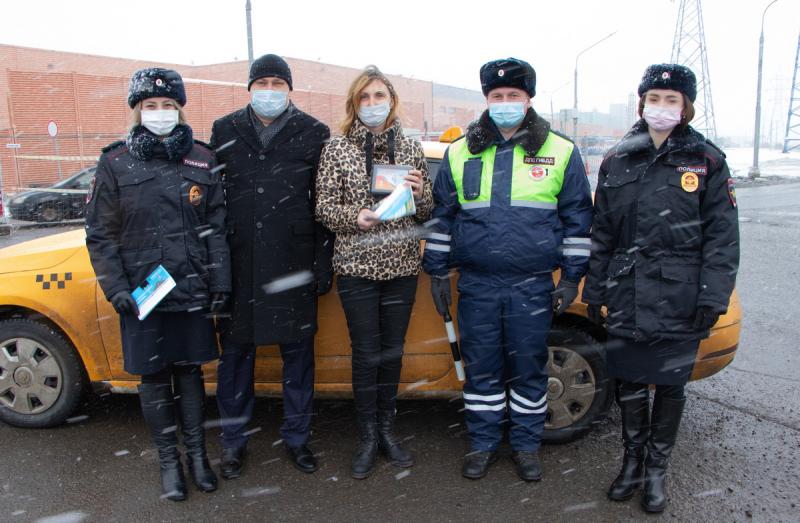 Сотрудники ГИБДД Новой Москвы совместно с Общественным советом поздравили таксистов с профессиональным праздником