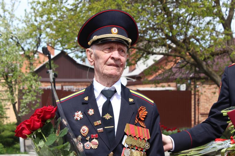 Донские росгвардейцы прошли парадным маршем у дома 95-летнего участника Великой Отечественной войны