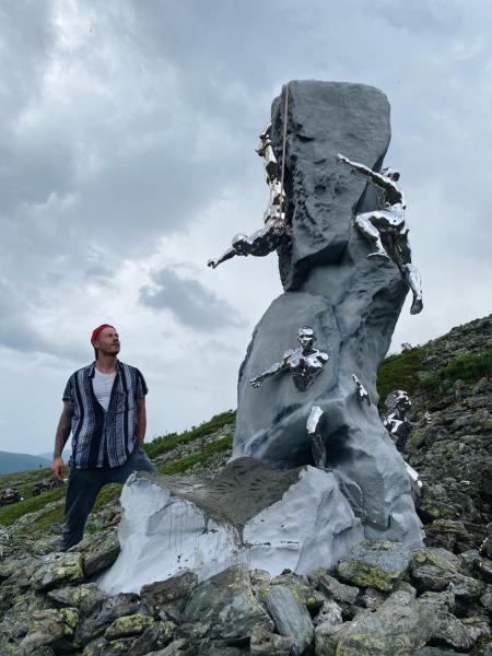 Авангардист из Нижнего Новгорода установил памятник погибшим студентам на «Перевале Дятлова»