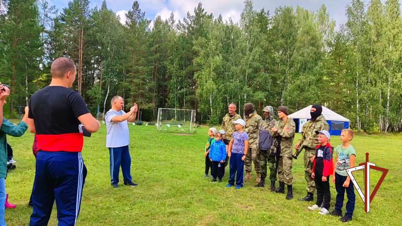 Бойцы челябинского ОМОН (на транспорте) провели занятие со студентами в рамках акции «Каникулы с Росгвардией»