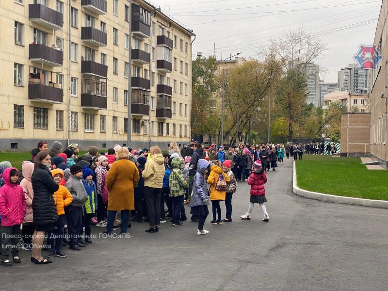 В одной из столичных школ прошла учебная эвакуация