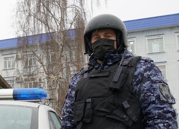 В Кирове росгвардейцы задержали гражданина, находящегося в розыске по подозрению в совершении краж