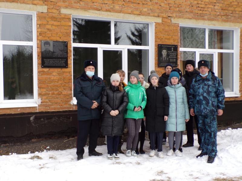 Сотрудники Росгвардии навестили в Иркутской области родственников военнослужащих, погибших в Чечне