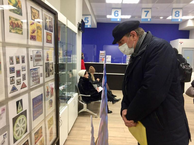 Новогодняя филателистическая выставка открылась в почтовом отделении Владивостока