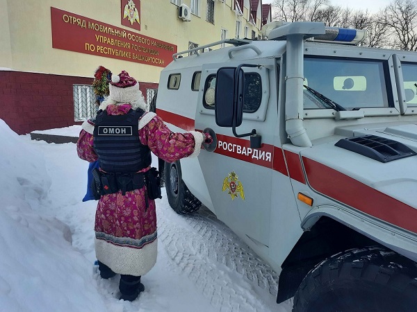 Дед Мороз специального назначения продолжает свое шествие по Уфе