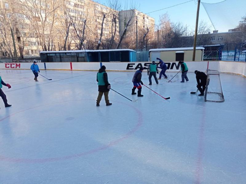 Сотрудники вневедомственной охраны провели соревнования по хоккею на валенках в Челябинске