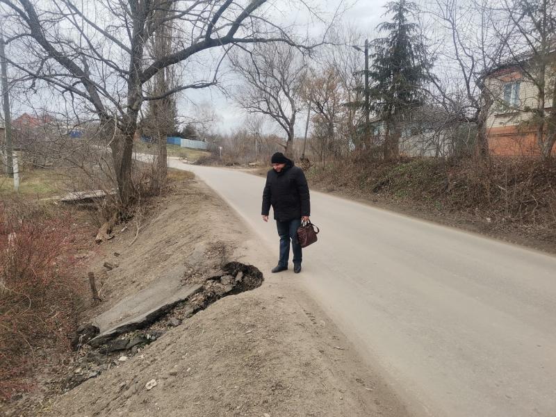 В Острогожске из-за отсутствия ливневки тонут частные дома и рушится дорога