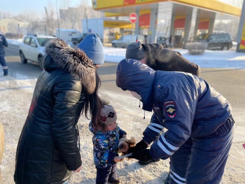 Председатель Общественного совета при УВД по ВАО совместно с сотрудниками ГИБДД продолжают акцию «Полицейский Дед Мороз»