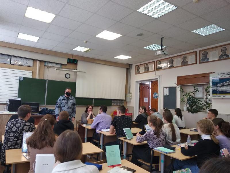 Ивановские росгвардейцы продолжают проводить профориентационные занятия со школьниками